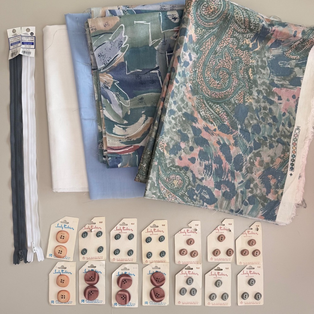 Vintage Sewing Craft Kit - Lady Fashion Buttons Fabric Pieces 2‎ 16Inch Zippers